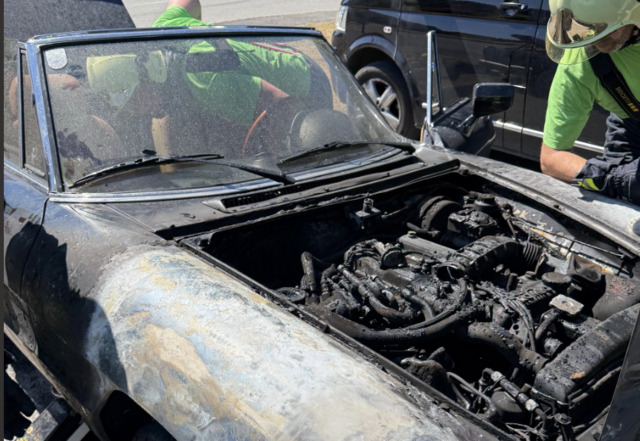 Der brennende Wagen hatte sich rund 50 Meter selbstständig weiterbewegt und war schließlich in die Leitplanken gefahren. | Foto: Bfkdo Amstetten / FF Waidhofen-Wirts