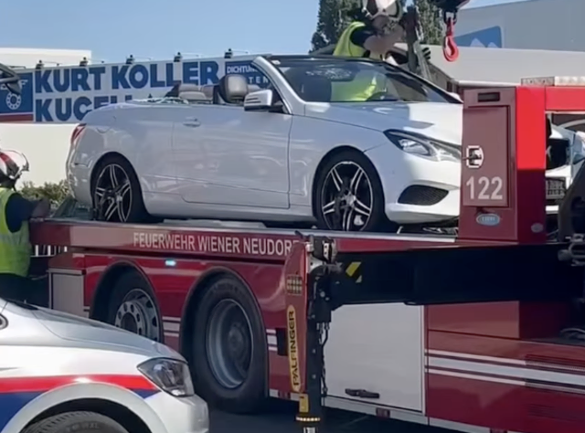 Die Einsatzkräfte mussten das Auto, das nach dem Zusammenstoß im Gastgarten zum Stillstand gekommen war, aus dem Bereich entfernen. | Foto: Feuerwehr