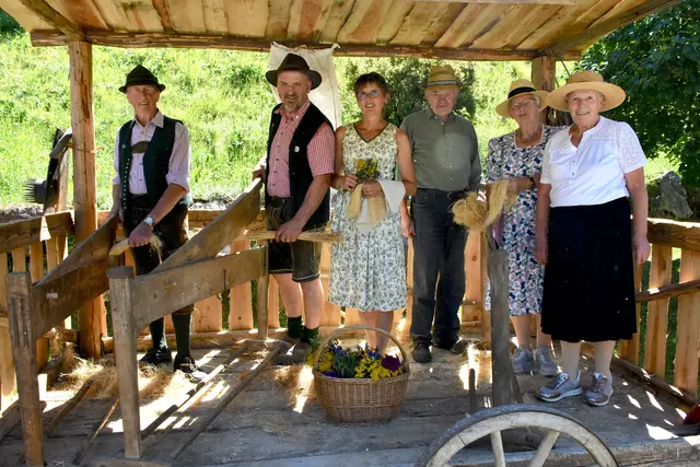 Brauchtum und alte Handwerkskunst wurde unter anderem von Familie Raith präsentiert. | Foto: MeinBezirk/Helmut Riedl