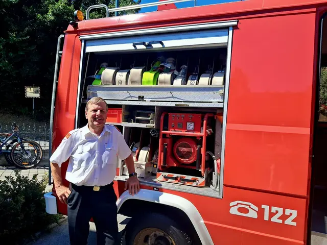 Erklärte die Fahrzeuge: Ehrenkommandant Werner Kornfeld | Foto: Binder