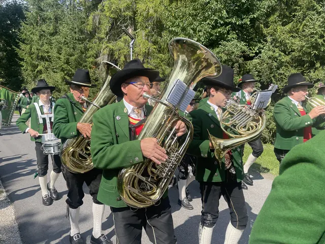 Die Musikkapelle Leutasch beim festlichen Einzug in Leutasch. | Foto: MeinBezirk/Rebeiz