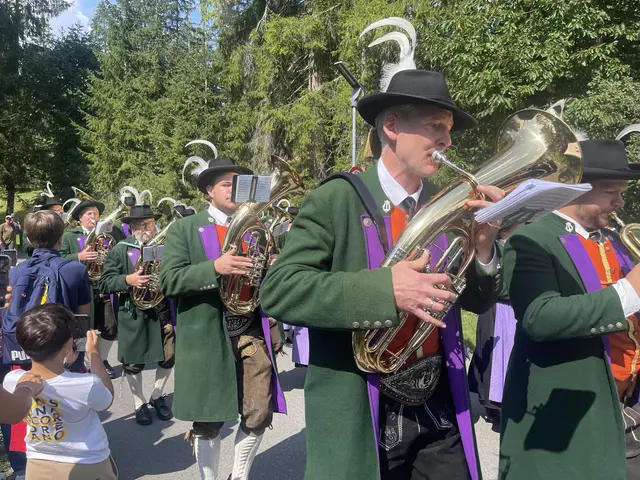 Die Musikkapelle Seefeld beim festlichen Einzug zum Bezirksmusikfest. | Foto: MeinBezirk/Rebeiz