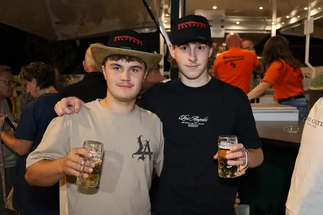 Tobias und Gabriel trinken auf einen perfekten Partyabend. | Foto: Markus Bäumler/zema-medien.de