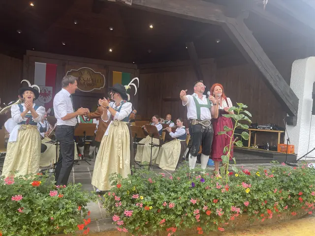 Besonderer Moment: Begleitet von tosendem Applaus gab Landesrätin Cornelia Hagele mit Unterstützung der Musikkapelle Reith "Dem Land Tirol die Treue" zum Besten. | Foto: MeinBezirk/Rebeiz