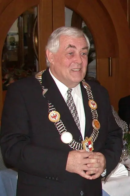 Helmut Kopp mit der Bürgermeisterkette. | Foto: MG Telfs