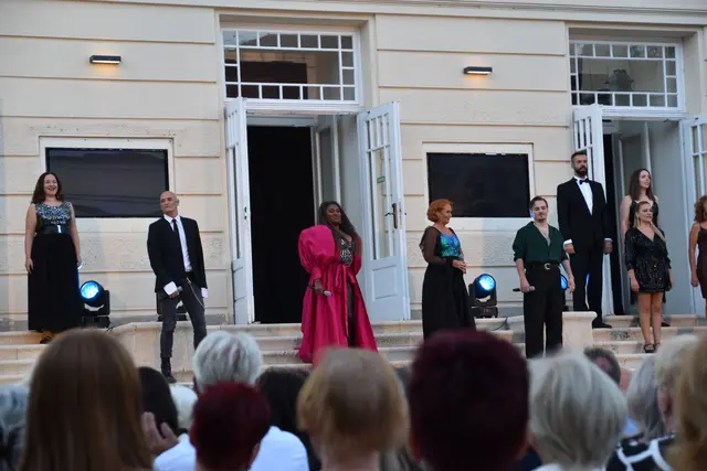 Drew Sarich, Ana Milva Gomes, Maya Hakvoort, Moritz Mausser, Chor und Tanzensemble. | Foto: Mirjam Preineder