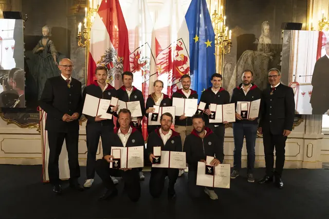 Lukas Haselwanter, Manuel Haselwanter, Dominic Jäger, Fabian Kofler, Robin Kofler, Franziska Stöckl, Thomas Stöckl, Alexander Uiberreiter und Christoph Weber erhielten für die Rettung von vier Alpinisten vom Lüsener Fernerkogel die Tiroler Lebensrettungsmedaille. | Foto: Land Tirol/Sedlak