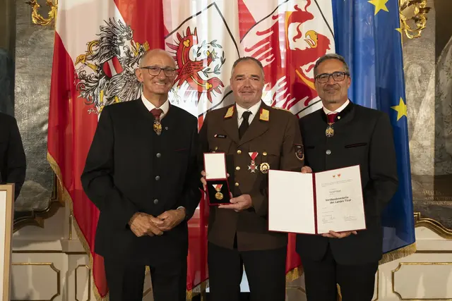 Harald Draxl aus Nikolsdorf (Bezirk Lienz) wurde für seine Verdienste um das Feuerwehrwesen mit der Verdienstmedaille ausgezeichnet. | Foto: Land Tirol/Sedlak