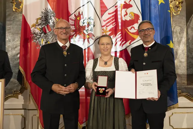 Ingrid Glas aus Innsbruck wurde für ihre Verdienste um die Kultur und Bildung im Chorverband Tirol mit der Verdienstmedaille ausgezeichnet. | Foto: Land Tirol/Sedlak