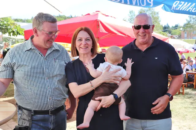 LR Simone Schmiedtbauer mit Enkelkind und den beiden Hitzendorfer Vizebürgermeistern Werner Roth (li) und Günther Kumpitsch. | Foto: Edith Ertl