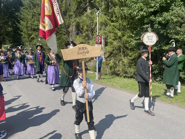Die Musikkapelle Seefeld beim festlichen Einzug zum Bezirksmusikfest. | Foto: MeinBezirk/Rebeiz