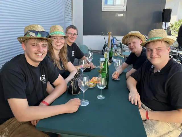 Die BesucherInnen kamen auch von weiter her - hier eine Gruppe aus der Gegend um Augsburg in Bayern | Foto: Gesa Buzanich