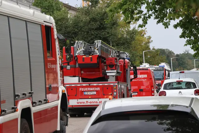 Zahlreiche Einsatzkräfte waren beim Brand auf einem Balkon in Enns im Einsatz. | Foto: Laumat.at/Matthias Lauber