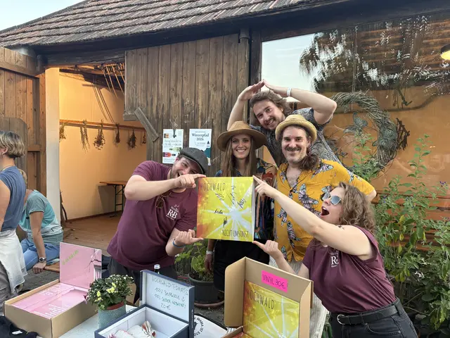 Die Band "Hochwald" unterschrieb die gerade erstandene Vinyl-Platte ihres neuen Albums. | Foto: Lukas Leidenfrost