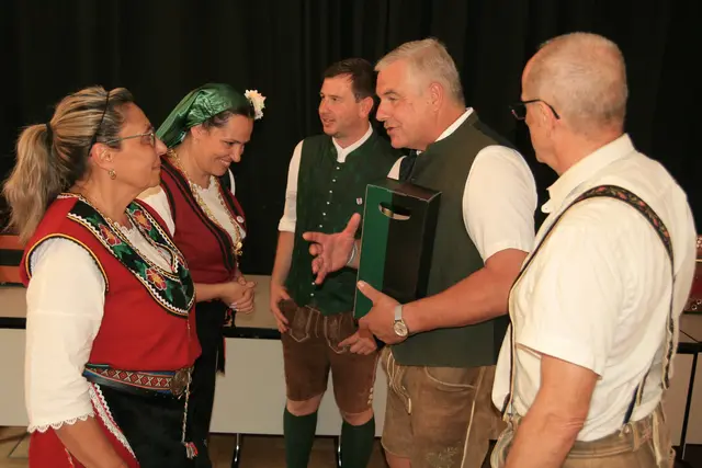 Bulgarische Volkstanzerinnen sind gut auch in Deutsch | Foto: Gerhard Langmann