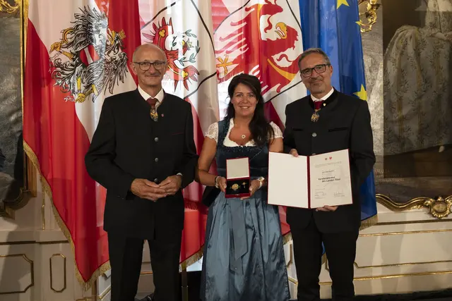 Daniela Pfeifer aus Imst (Bezirk Imst) wurde für ihre Verdienste um das Kunst- und Kulturleben in Österreich und Tirol mit dem Verdienstkreuz ausgezeichnet. | Foto: Land Tirol/Sedlak