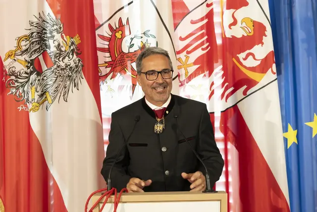 Auch Südtirols LH Arno Kompatscher bedankte sich bei den Geehrten und betonte, dass Ehrenamt und gelebte Verantwortung für die Gemeinschaft Tirol und Südtirol seit jeher verbinden. | Foto: Land Tirol/Sedlak