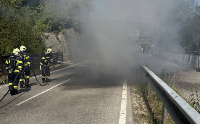 Das Rote Kreuz hatte während der Anfahrt unabhängig vom ersten Einsatzort Rauch in der Nähe wahrgenommen. | Foto: Bfkdo Amstetten / FF Waidhofen-Wirts
