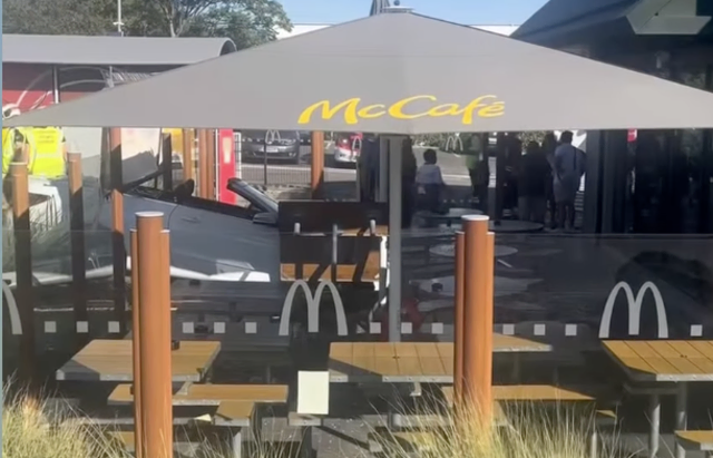 Gegen 16 Uhr wollte ein 69-jähriger Autofahrer den Parkplatz eines Fast-Food-Lokals verlassen. Beim Ausparken dürfte der Lenker jedoch das Gas- und das Bremspedal verwechselt haben. | Foto: Feuerwehr