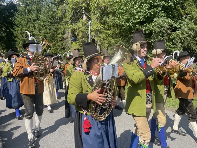 Die Musikkapelle Scharnitz und Reith beim festlichen Einzug zum Bezirksmusikfest. | Foto: MeinBezirk/Rebeiz