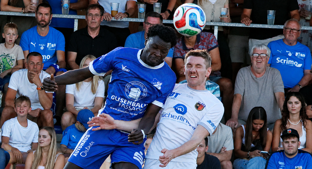 Kopfballduell zwischen Saikou Colley (Wartberg, l.) und Moritz Astleithner (Tragwein, r.). | Foto: MB