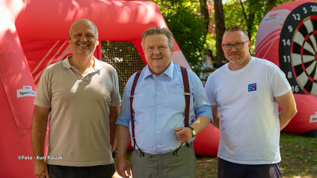 Tischtennis im Rathauspark Wien: Auch Bürgermeister Michael Ludwig ließ es sich nicht nehmen, selbst zum Tischtennisschläger zu greifen. Auf dem Foto von links nach rechts: Peter Teuschl von meinsportplatz.at, Bürgermeister Michael Ludwig und Michael Mader, Obmann von Tischtennis Hobby Wien. | Foto: Kurt Patzak