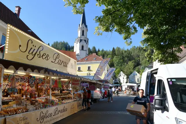 Die berühmten Standln mit der Kirche im Hintergrund.