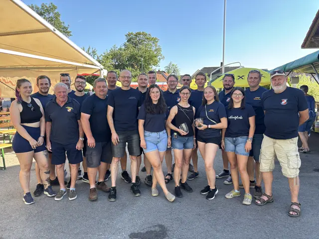 Die Kameraden der Feuerwehr Waidhofen/Thaya kamen nach dem Abbau des Grillfests auf eine Stärkung vorbei. | Foto: Daniel Schmidt