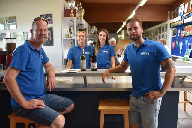 Topweine aus Burg gab es diesmal bei der Weinkost mit Weinbau Muhr. | Foto: MeinBezirk/Michael Strini
