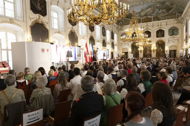 Im Riesensaal der Innsbrucker Hofburg zeichneten Tirol und Südtirol engagierte BürgerInnen, LebensretterInnen und Erbhöfe aus. | Foto: Land Tirol/Sedlak