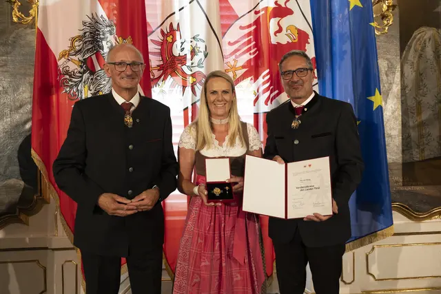 Nicole Hosp aus Bichlbach (Bezirk Reutte) wurde für ihre Verdienste als Botschafterin Tirols und um das Gesundheitswesen als Schirmherrin für die österreichische Rheuma-Initiative „RHEUMALIS“ für Kinder und Familien mit dem Verdienstkreuz ausgezeichnet. | Foto: Land Tirol/Sedlak