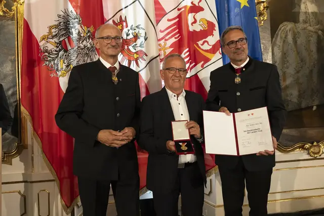 Herbert Madl aus Kufstein (Bezirk Kufstein) wurde für seine Verdienste um den internationalen Bildungsaufbau und die Stärkung des Wirtschaftsstandortes Tirol mit der Verdienstmedaille ausgezeichnet.
 | Foto: Land Tirol/Sedlak
