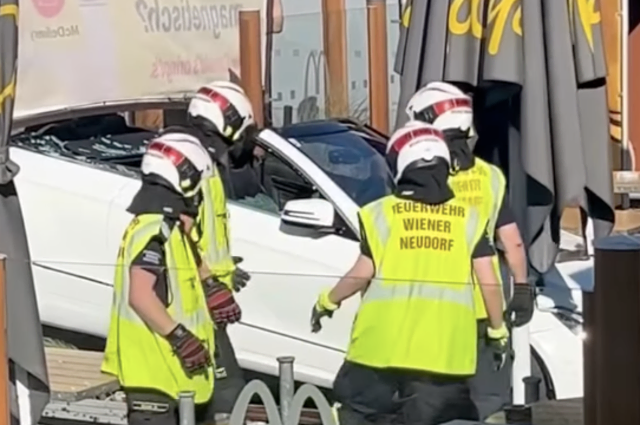 Für die Bergung des beschädigten Fahrzeuges wurde die Freiwillige Feuerwehr Wiener Neudorf alarmiert.  | Foto: Feuerwehr