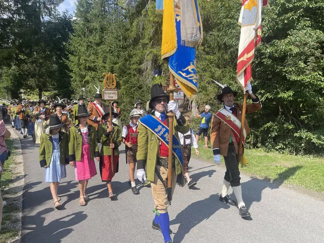 Die Musikkapelle Scharnitz und Reith beim festlichen Einzug zum Bezirksmusikfest. | Foto: MeinBezirk/Rebeiz