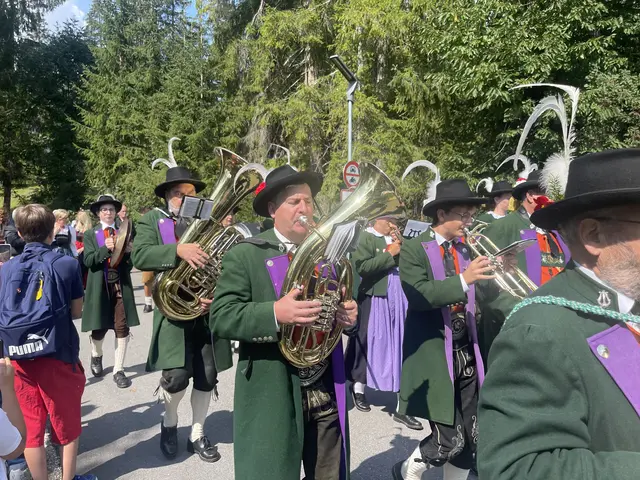 Die Musikkapelle Seefeld beim festlichen Einzug zum Bezirksmusikfest. | Foto: MeinBezirk/Rebeiz