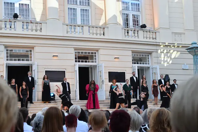 Drew Sarich, Ana Milva Gomes, Maya Hakvoort, Moritz Mausser, Chor und Tanzensemble. | Foto: Mirjam Preineder
