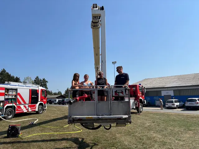 Mit dem Teleskopmastbühnen-Fahrzeug der Stadtfeuerwehr Jennersdorf ging es hoch hinaus.  | Foto: BFKDO Jennersdorf