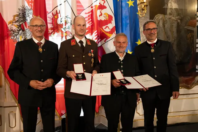 Markus Gruber aus Thiersee und Martin Höck aus Bad Häring erhielten für die Rettung von zwei Personen aus einem brennenden Fahrzeug die Tiroler Lebensrettungsmedaille. | Foto: Land Tirol/Sedlak