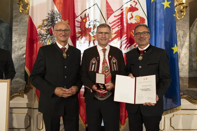 Leonhard Egon Falkner aus Umhausen (Bezirk Imst) wurde für seine Verdienste um die kommunale Entwicklung und den Tourismus mit der Verdienstmedaille ausgezeichnet. | Foto: Land Tirol/Sedlak