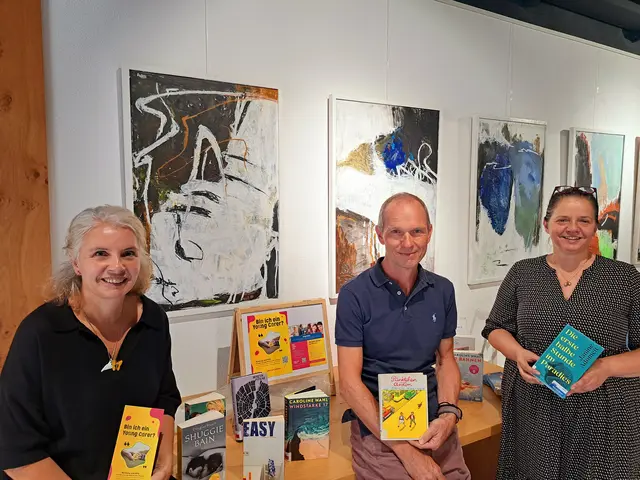 Besonderer Austausch in der Bücherei &amp; Spielothek Telfs: Martin Nagl, Larissa Pöschl und die Initiatorin Nadja Fenneberg (re.) widmeten sich gemeinsam dem wichtigen Thema „Young Carers“ – Kindern und Jugendlichen, die innerhalb ihrer Familie Pflege- und Betreuungsaufgaben übernehmen. | Foto: Bücherei &amp; Spielothek