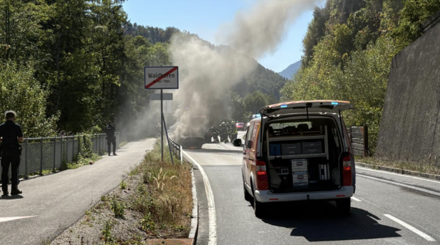 Während die Feuerwehr mit der Brandbekämpfung begann, wurde jedoch ein weiteres Feuer entdeckt. | Foto: Bfkdo Amstetten / FF Waidhofen-Wirts