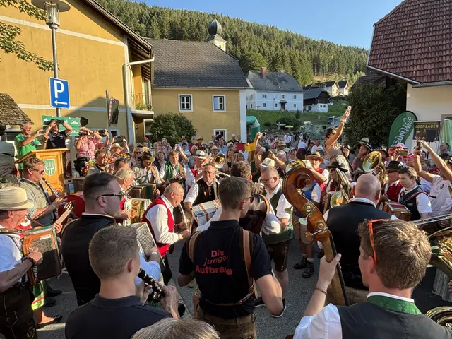 Gemeinsames musizieren am Dorfplatz | Foto: MeinBezirk/Helmut Riedl