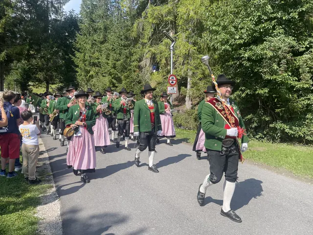 Die Musikkapelle Leutasch beim festlichen Einzug in Leutasch. | Foto: MeinBezirk/Rebeiz