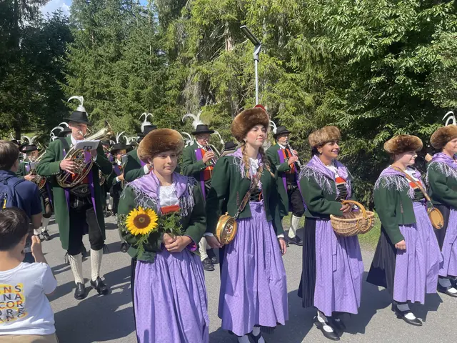 Die Musikkapelle Seefeld beim festlichen Einzug zum Bezirksmusikfest. | Foto: MeinBezirk/Rebeiz