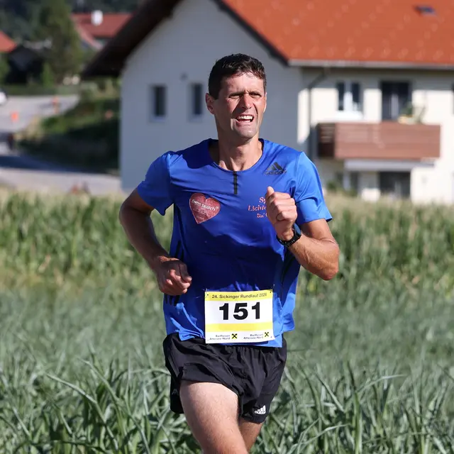 Andreas Englbrecht lief mit einer Pace von 3:26 Minuten pro Kilometer ins Ziel. | Foto: Helmut Klein