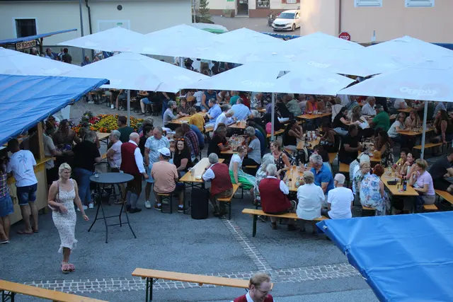 Zahlreiche Besucher kamen zum Fest auf den Kainacher Dorfplatz | Foto: Patrick Marcher