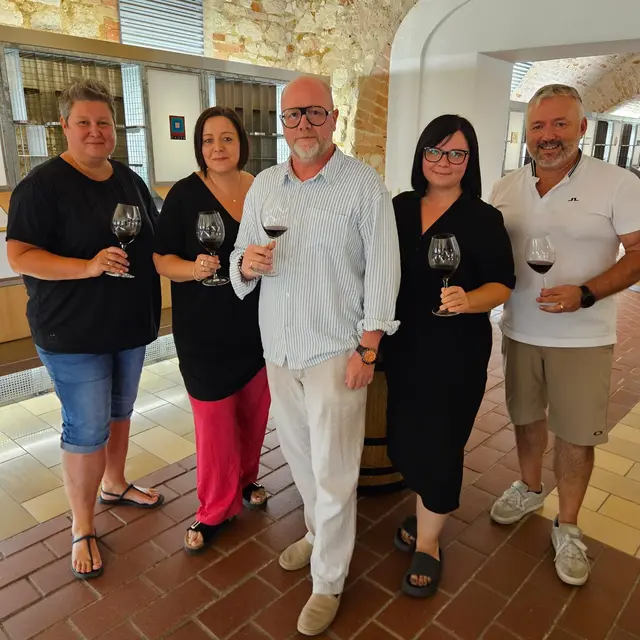 Den Kauf des Weinlounge-Inventars durch die Gemeinde befürworten namens der SPÖ Jürgen Hofer (Mitte) und namens der ÖVP Eva Heidenreich (2. von links). | Foto: Gemeinde Deutschkreutz