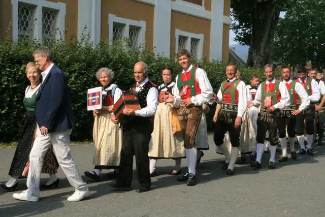 Die Südtiroler Gruppe aus Gries auf dem Weg in die Kirche | Foto: Gerhard Langmann