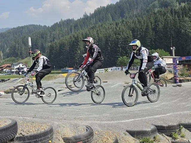 Spannende Rennen lieferten die Fahrer vor viel Publikum beim BMX-Rennen auf der Anlage in Mühlen. | Foto: Anita Galler
