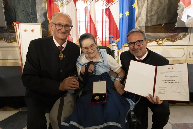Monika Rauchberger aus Innsbruck wurde für ihre Verdienste um das Sozialwesen, insbesondere um die Förderung von Menschen mit Lernschwierigkeiten mit dem Verdienstkreuz ausgezeichnet. | Foto: Land Tirol/Sedlak